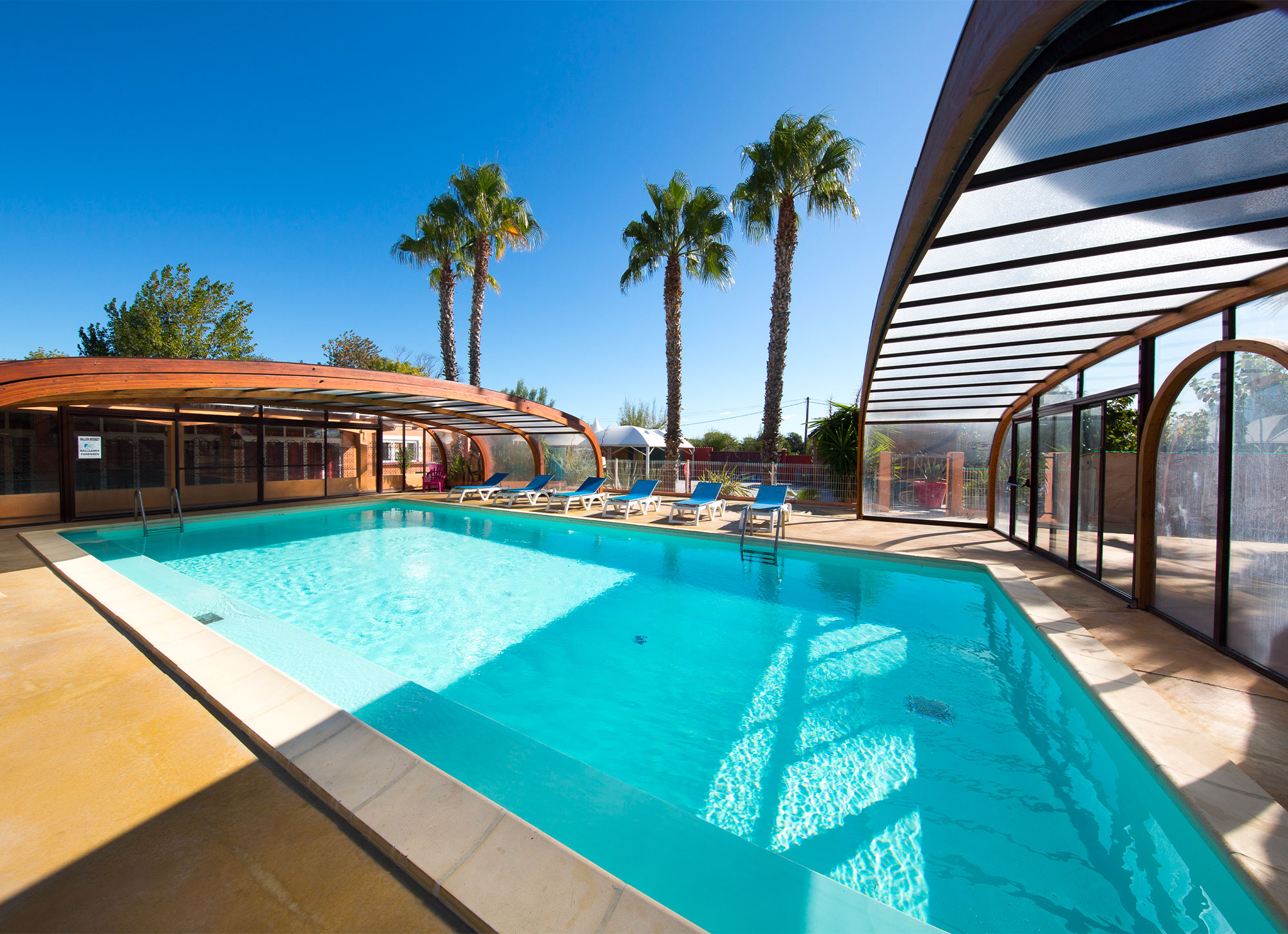 camping avec grande piscine a vias