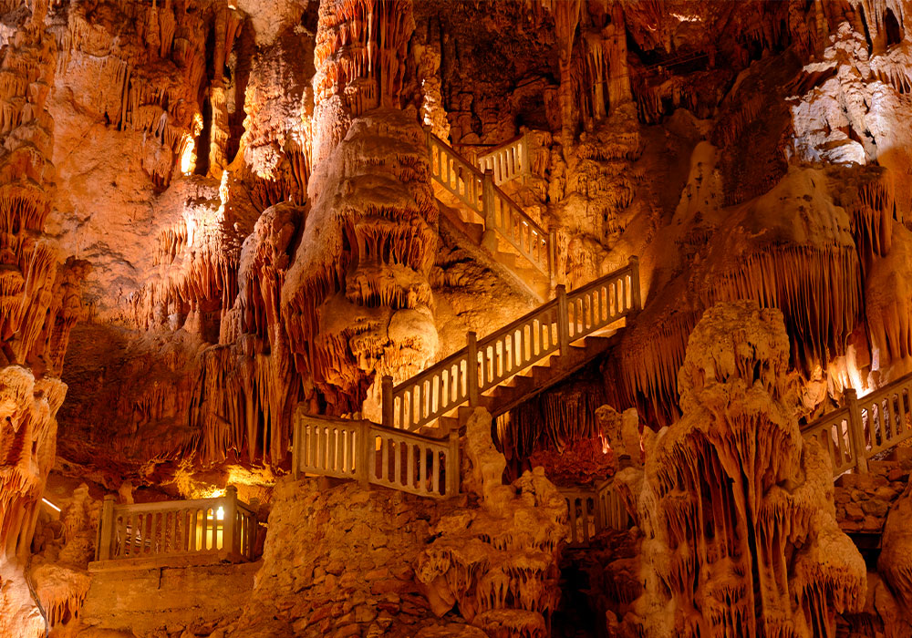 visit the grottes des demoiselles in herault